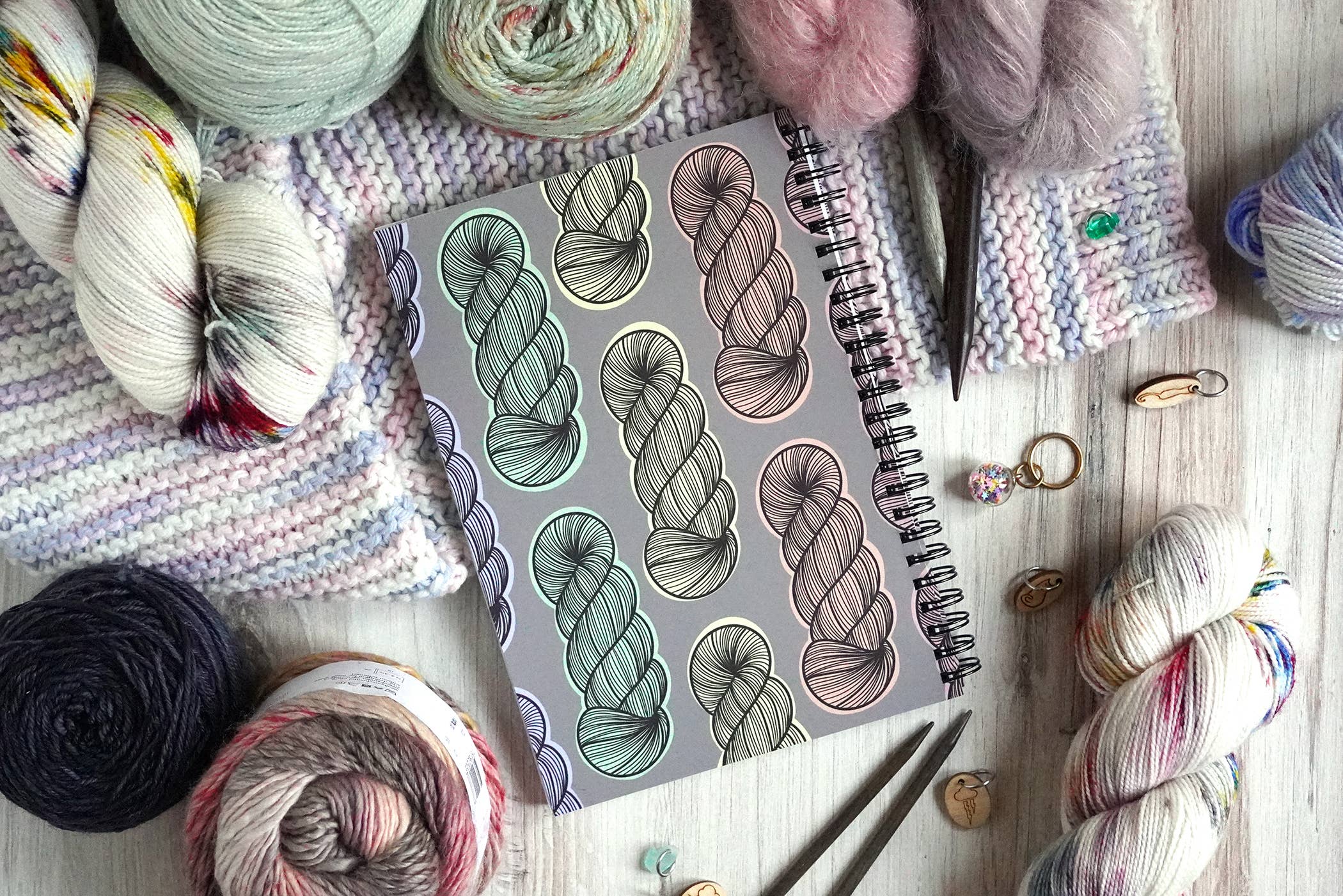 The Knitter's Design & Project Notebook / Pastel Rainbow